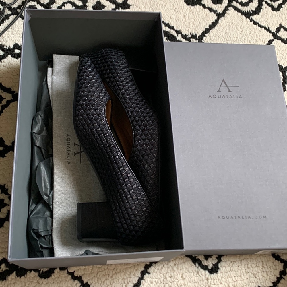 Block heels pump in vintage inspired woven finish fabric leather